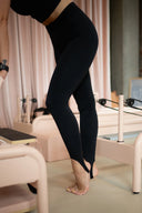 Bezszwowe legginsy z zapiętkami Straps