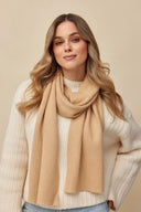 Szalik Carita Gabriella w kolorze camel – dziany szalik w uniwersalnym rozmiarze #extras_camel