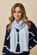 Szalik Carita Gabriella w kolorze blue light – dziany szalik w uniwersalnym rozmiarze #extras_blue light
