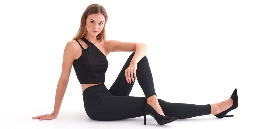 Legginsy - jak je modnie nosić jesienią?