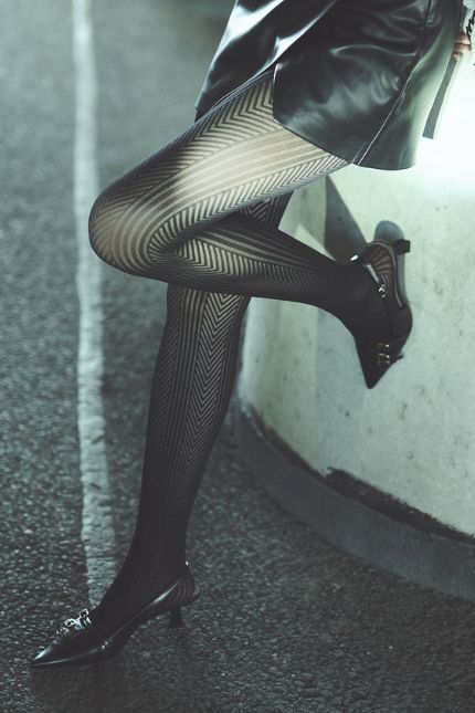 rajstopy w linię i jodełkę