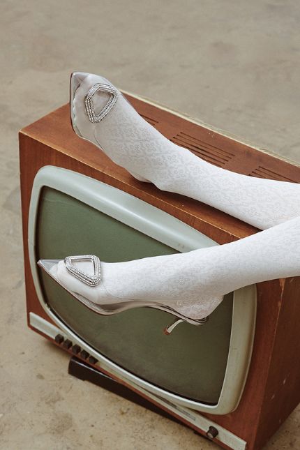 białe rajstopy we wzory