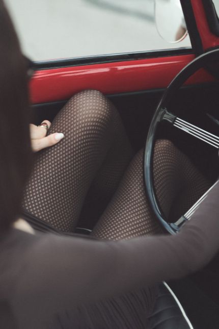 ciemne rajstopy wzorzyste