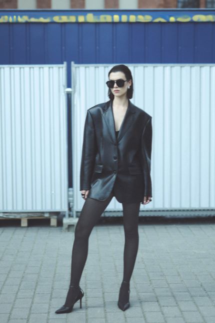 ciemne rajstopy wyszczuplające