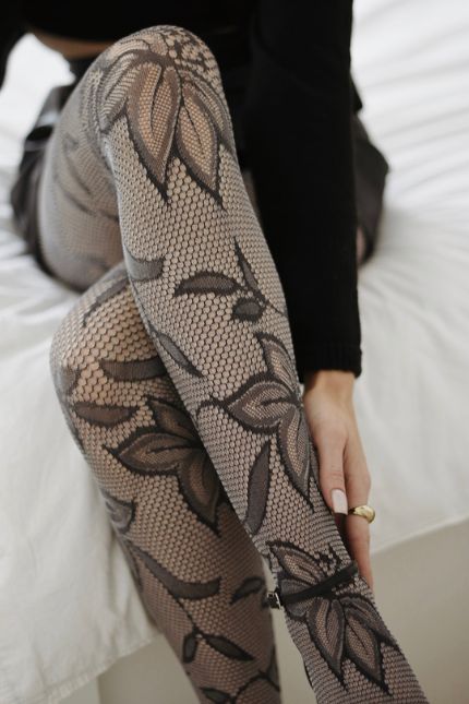 rajstopy kabaretki w kwiatowy wzór