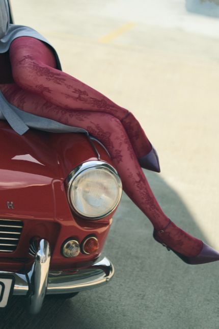 bordowe rajstopy wzorzyste 