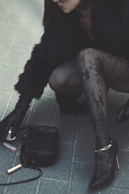 czarne rajstopy w kwiatowy wzór