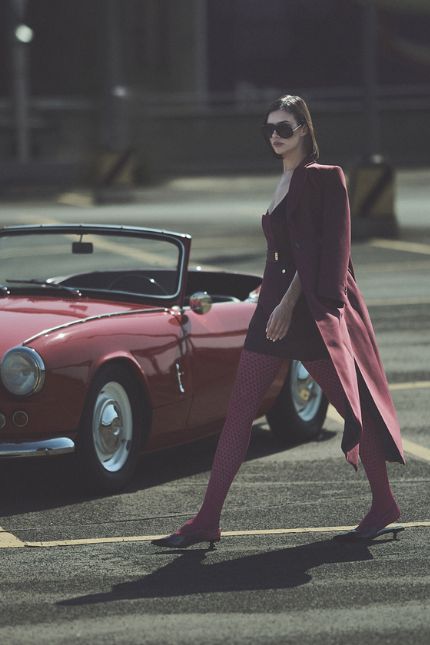 stylizacja z bordowymi rajstopami