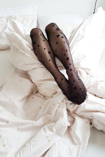 wzorzyste rajstopy w kropki