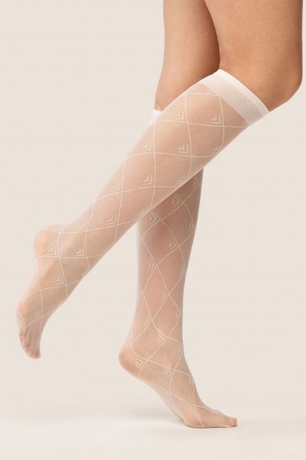 białe podkolanówki w kwiaty