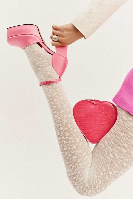 białe rajstopy w serduszka