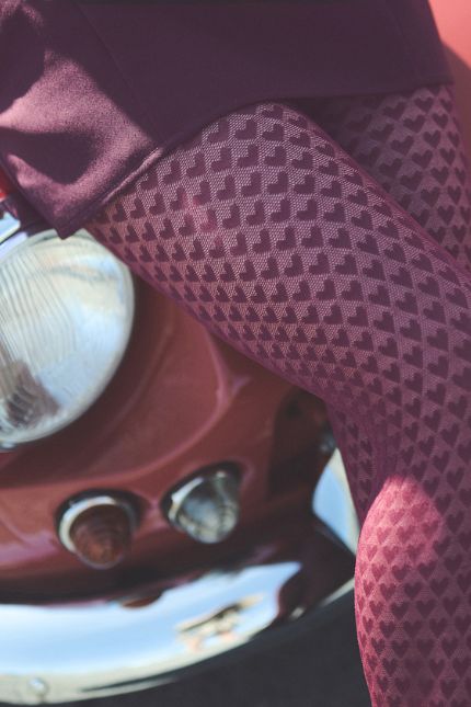 bordowe rajstopy w serduszka